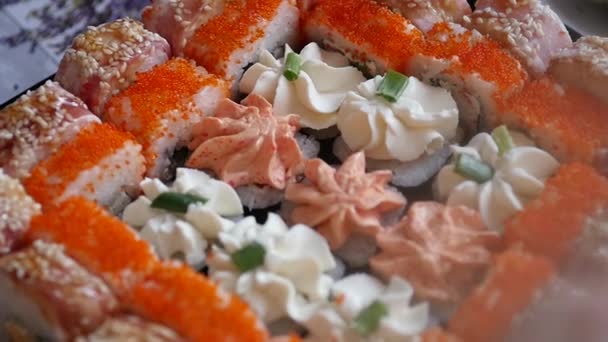 레스토랑 일본 요리, 초밥을 먹는 여자는 젓가락을 사용 합니다. 클로즈업 롤 슬로우 모션 — 비디오