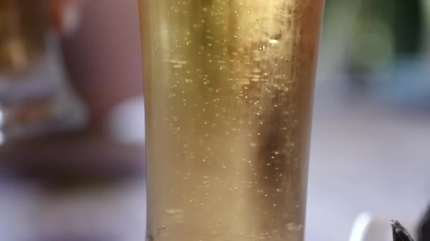 Cerveza fría en un vaso con gotas de agua. burbujas de cerveza, cámara lenta — Vídeo de stock