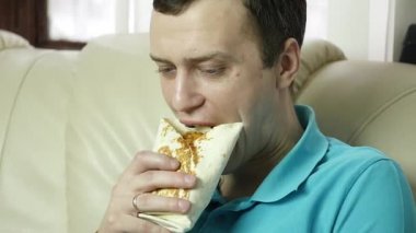 sıska adam yeme abur cubur büyük bir zevk ile. adam lokanta yemek yiyor. ağır çekim