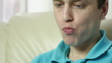 sıska adam büyük bir zevk ile fast food snack yiyor. abur cubur büyük iştahla çiğneme adam. ağır çekim