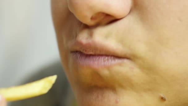 Jovem come batatas fritas. conceito de fast and junk food. câmara lenta — Vídeo de Stock