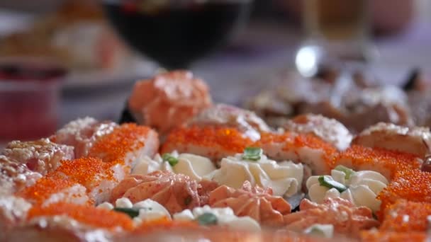 Comer sushi em casa usa pauzinhos. Cozinha japonesa, rolos de sushi câmera lenta — Vídeo de Stock