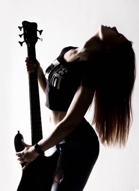 elektro gitar üzerinde beyaz bir arka plan üzerinde oyun rock kadın silüeti.