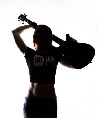elektro gitar üzerinde beyaz bir arka plan üzerinde oyun rock kadın silüeti.