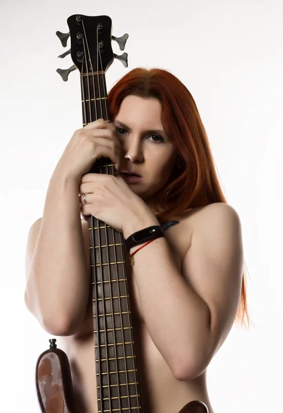 Оголена рок-жінка тримає електричну гітару на білому тлі . — стокове фото