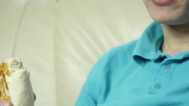 sıska adam yeme abur cubur büyük bir zevk ile. adam lokanta yemek yiyor. ağır çekim