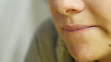 yakın çekim kadın büyük bir zevk ile abur cubur yeme. Kız patates kızartması yiyor. ağır çekim