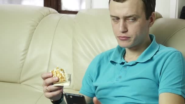 Flaco hombre comiendo comida chatarra con gran disfrute. tipo come bocadillos de comida rápida. cámara lenta — Vídeos de Stock