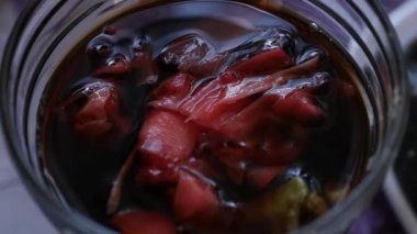 kadın suşi restoran Japon mutfağında yemek yemek çubukları kullanır. yakın çekim rulo ağır çekim