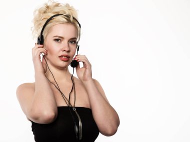 Kadın teknik destek çağrı merkezi dağıtıcısı. metniniz için boş alan