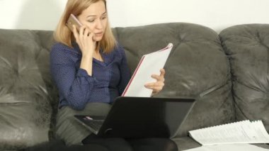 on-line eğitim evde çalışma kitabı ve bir dizüstü bilgisayar ile. güzel bir kadın onun smartphone sınıf arkadaşlarıyla görüntülü sohbet için kullanır. 4k