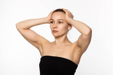 güzel kız yaşlanma karşıtı çalışmaları gerçekleştirir. yüz uygunluk sarkma cilt anti