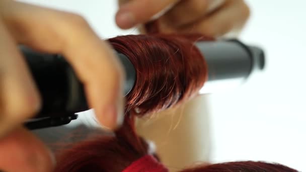 Профессиональный парикмахер делает кудри, использует стержень для завивки волос. замедленное движение — стоковое видео