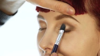 Günlük makyaj, profesyonel makyöz Close-Up womans yanaklarda fırça ile toz koyar