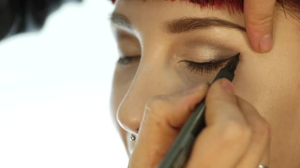 Close-up of professional make-up artist doing everyday makeup, puts powder on womans cheeks with brush — Stock Video