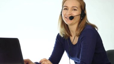 yardım hattı, kulaklık Telefonla satış pozitif kadın Çağrı Merkezi müşteri temsilcisi iş konuşurken Merkezi temsilcinizi arayın. ağır çekim