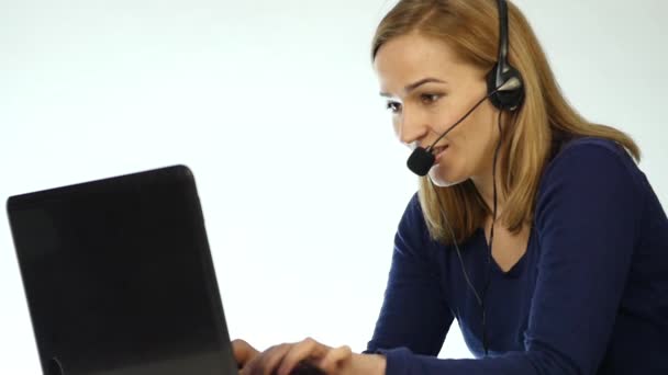 Representante del centro de llamadas hablando en la línea de ayuda, telemarketing auriculares agente del centro de llamadas femenino positivo en el trabajo. cámara lenta — Vídeo de stock