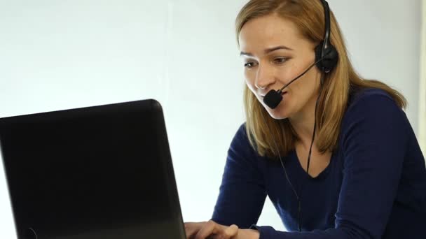 Empleado que trabaja en un centro de llamadas. Telemarketing auricular mujer hablando en la línea de ayuda. cámara lenta — Vídeo de stock