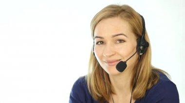 Kadın destek telefonu operatörü kulaklık. çağrı merkezinde çalışan. ağır çekim
