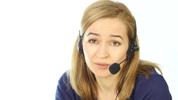 Operatore telefonico di supporto femminile in cuffia. impiegato che lavora in un call center. 4K — Video Stock