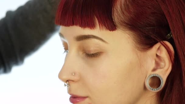 Oog make-up vrouw oogschaduw poeder toe te passen. Stylist doet make up voor vrouwelijke eyeliner — Stockvideo