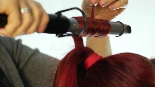 Coiffeur professionnel faire des boucles, utilise la tige de curling. au ralenti — Video