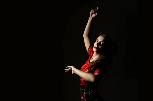 Tancerka flamenco na ciemnym tle. ilość wolnego miejsca dla tekstu — Zdjęcie stockowe