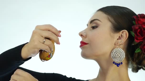 Close-up flamencodanseres tegen een lichte achtergrond. Slow motion — Stockvideo