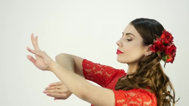 Gros plan danseuse de flamenco sur fond clair. au ralenti — Video