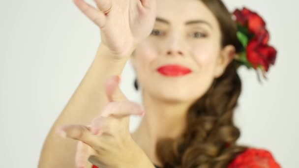 Gros plan danseuse de flamenco sur fond clair. au ralenti — Video