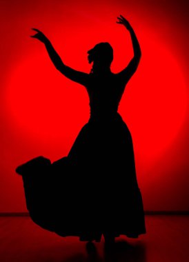 İspanyol kız flamenko dansçısı kırmızı bir arka plan üzerinde silüeti
