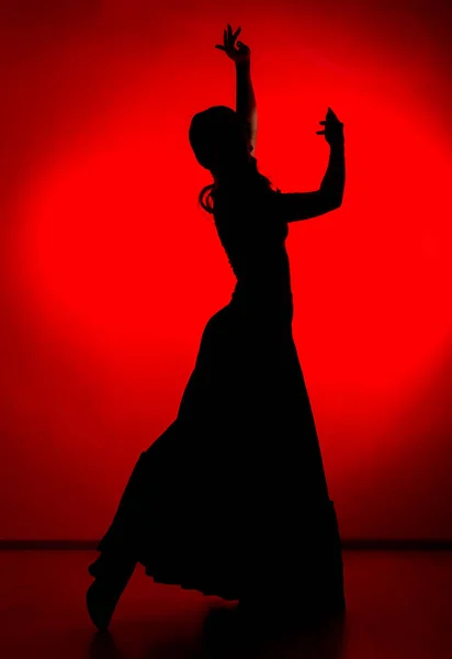 Silhouette della ballerina spagnola di flamenco su sfondo rosso — Foto Stock