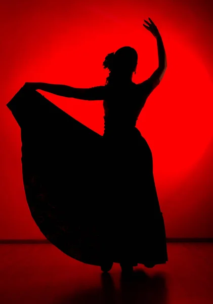 Silhueta de espanhol menina flamenco dançarina em um fundo vermelho — Fotografia de Stock