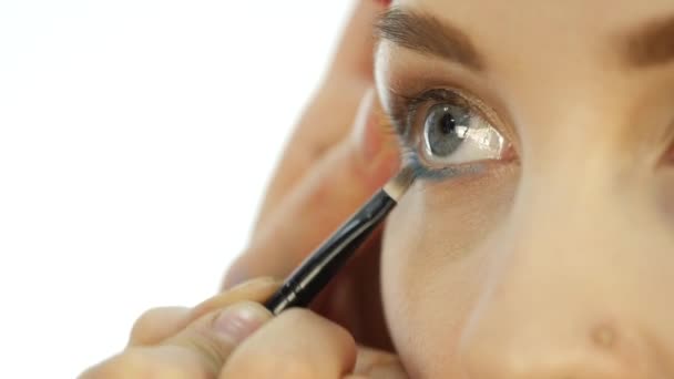 Profesionální vizážistka použití oční linky na oči. make-up a módní koncept — Stock video
