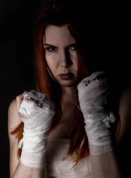 Belle jeune combattante après le combat sur un fond sombre. filles dans les arts martiaux — Photo