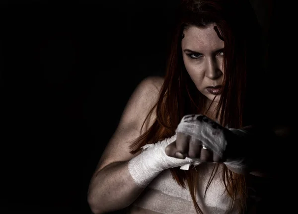Belle jeune combattante après le combat sur un fond sombre. filles en arts martiaux. espace libre pour votre texte — Photo