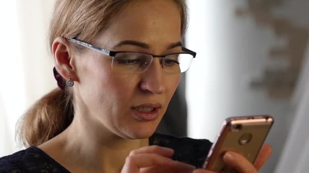 Mujer de negocios rubia haciendo una comunicación de vídeo en el teléfono inteligente con amigos. cámara lenta — Vídeos de Stock