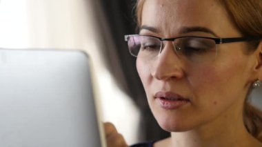 genç kız öğrenci pc tablet arkadaşlarınızla bir video iletişim yapma. ağır çekim