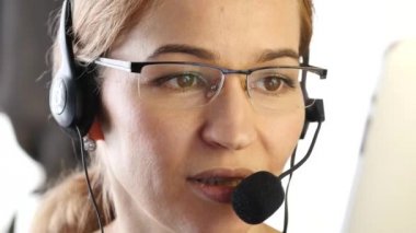 bir ofiste bir kulaklık konuşurken işkadını. Müşteri Servisi profesyonel. 4k