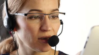 bir ofiste bir kulaklık konuşurken işkadını. Müşteri Servisi profesyonel. 4k