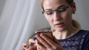 Telefon istişareler dostça kız öğrenci var. güzel bir kadın evinde on-line eğitim. ağır çekim
