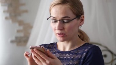 Telefon istişareler dostça kız öğrenci var. güzel bir kadın evinde on-line eğitim. ağır çekim