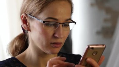 Telefon istişareler dostça kız öğrenci var. güzel bir kadın evinde on-line eğitim. ağır çekim