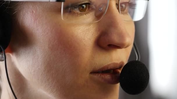 Uma mulher de negócios a trabalhar num call center. atendimento ao cliente proffessional falando sobre fone de ouvido. 4K — Vídeo de Stock