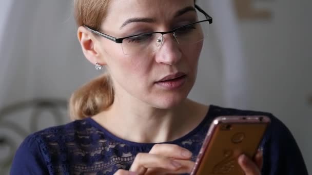 Vriendelijke vrouwelijke student hebben telefoon overleg. mooie vrouw online onderwijs in huis. Slow motion — Stockvideo