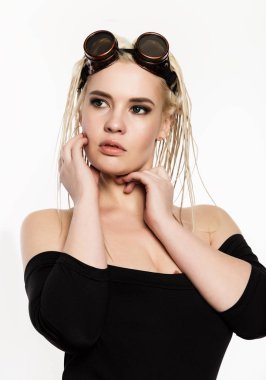 seksi sarışın güzel kadın stüdyoda hafif bir arka plan üzerinde dreadlocks ile