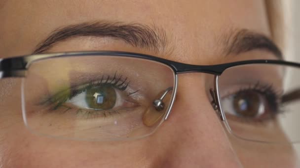 Detail Brownová očí v brýlích. Žena, pomocí chytrého telefonu. 4k — Stock video