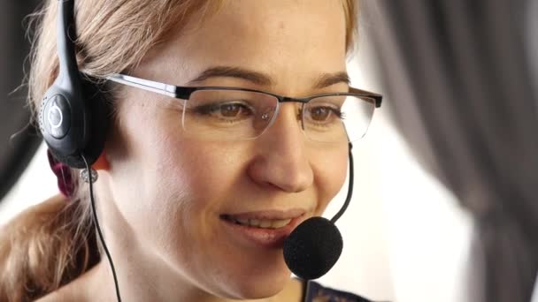 Una mujer de negocios trabajando en un centro de llamadas. servicio al cliente profesional hablando en auriculares. 4K — Vídeos de Stock