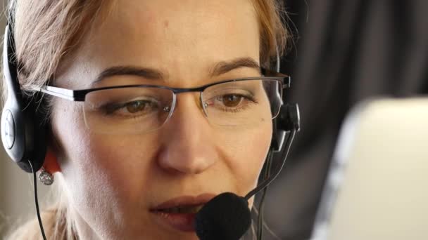 Una mujer de negocios trabajando en un centro de llamadas. servicio al cliente profesional hablando en auriculares. 4K — Vídeos de Stock