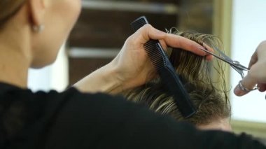 Berber, saç kesimi. Kuaför bir adam kesmek için makas kullanır. Bayan Kuaför Mens saç kesme şekillendirme makas kullanır. ağır çekim